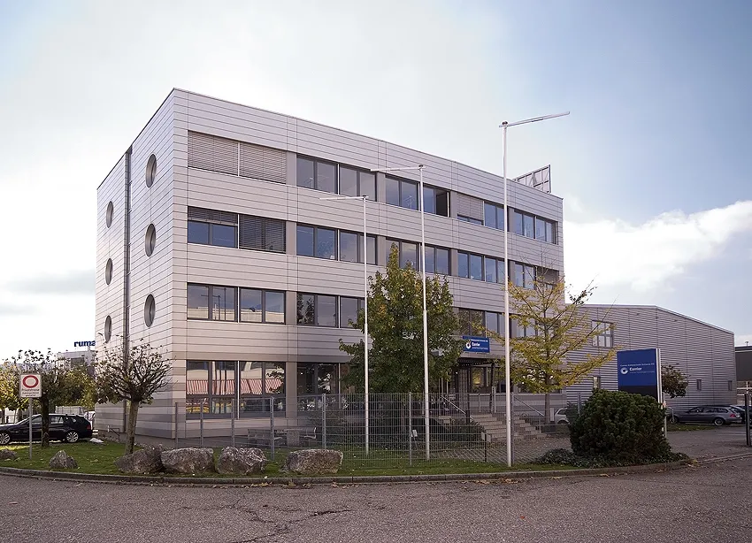 Hauptbild Verwaltungsgebäude mit Lagerhalle, Pratteln