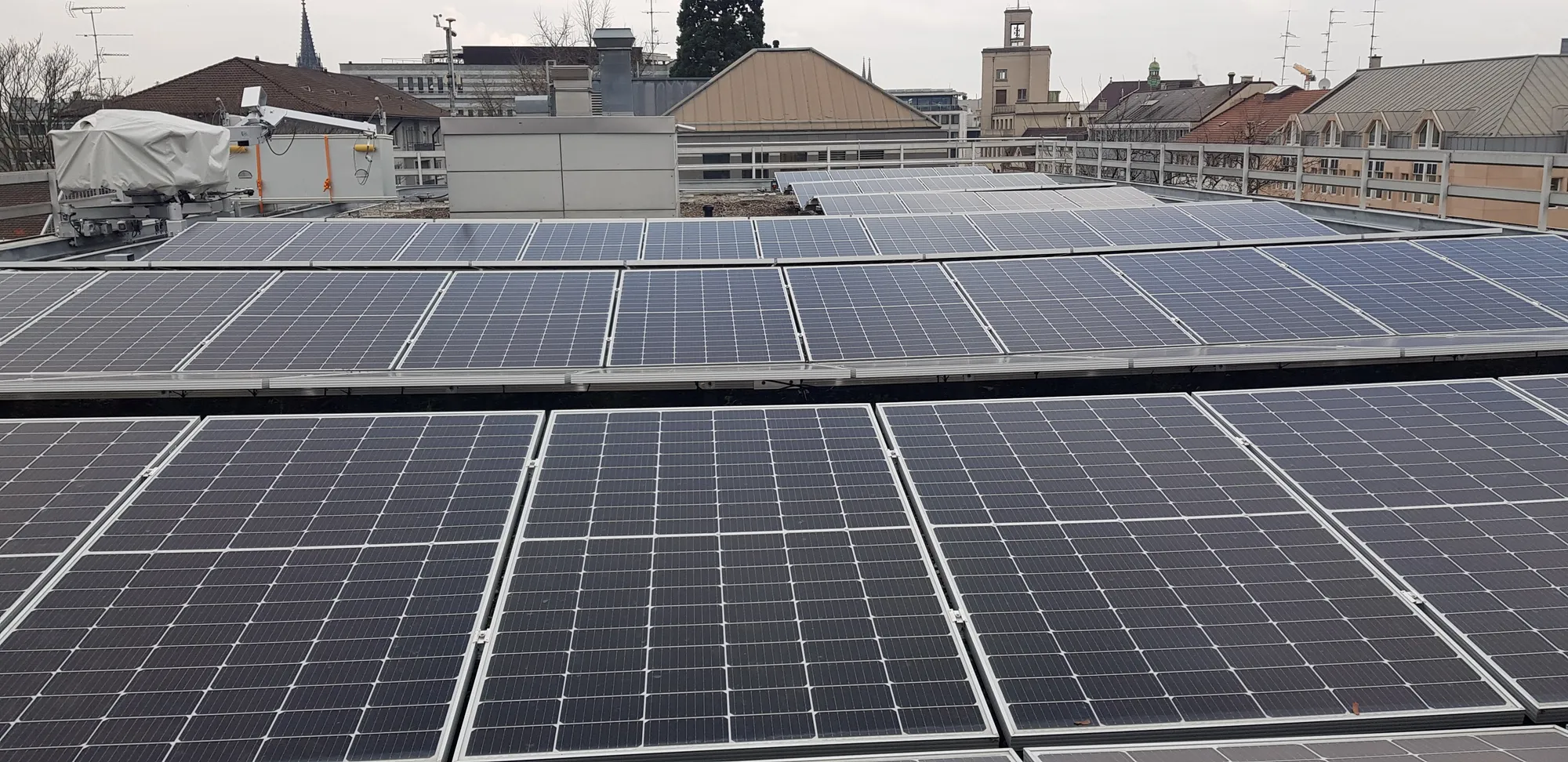 Hauptbild Flachdachsanierung und Installation PV-Anlage, Bürogebäude SUVA, Basel